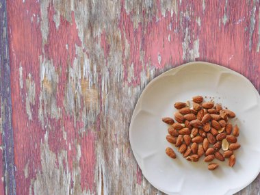 Ahşap zemin üzerindeki bademler