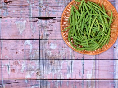 Kuru fasulyeler kasede Tahta arka planda