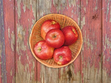 Tahta Arkaplandaki Wicker Sepetinde Taze Elmaların Üst Görünümü   