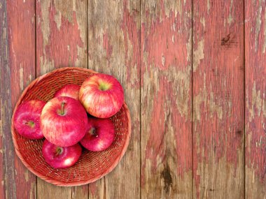 Tahta Arkaplandaki Wicker Sepetinde Taze Elmaların Üst Görünümü   