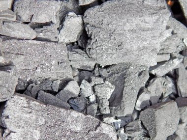 Yakacak odun yığınına, kömür dokusuna yakın.