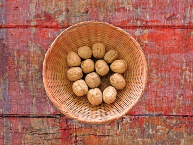 ahşap zemin üzerine fındık