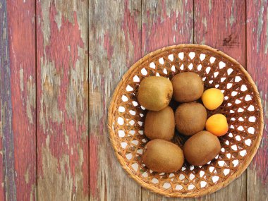 Ahşap arka planda kivi ve kayısı.