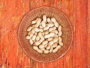 ahşap zemin üzerine fıstık