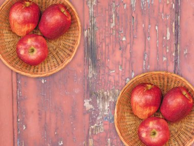 Tahta zemindeki sepetlerde taze elmaların en üst görünümü   