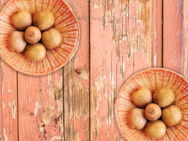 Tahta Arkaplanda olgun kivi meyvelerinin yakın plan çekimi