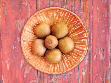 Tahta Arkaplanda olgun kivi meyvelerinin yakın plan çekimi