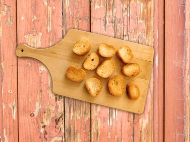 Tahta zeminde dilimlenmiş ekmek.