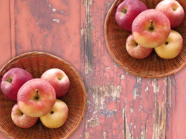 Tahta zemindeki sepetlerde taze elmaların en üst görünümü   