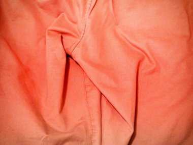 Kırmızı kumaş dokusu kadar kapatın