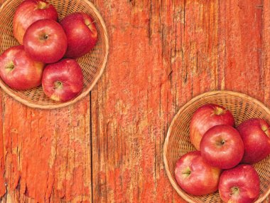 Tahta zemindeki sepetlerde taze elmaların en üst görünümü   