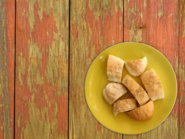 Tahta zeminde dilimlenmiş ekmek.