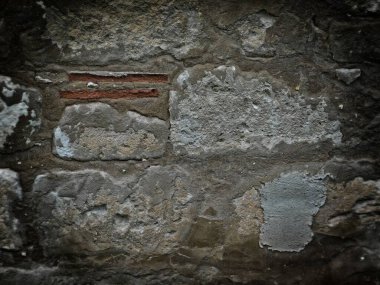 Bahçedeki Koyu Taş Kalıbı