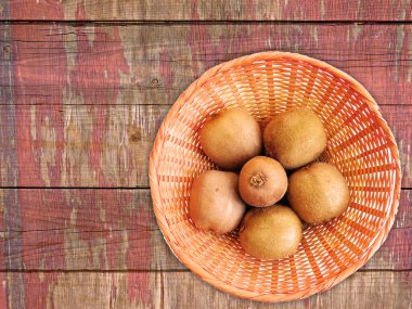 Tahta Arkaplanda olgun kivi meyvelerinin yakın plan çekimi