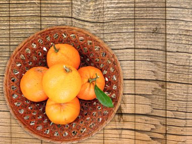 ahşap zemin üzerine portakal