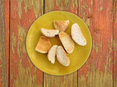 Tahta zeminde dilimlenmiş ekmek.