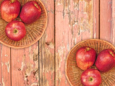 Tahta zemindeki sepetlerde taze elmaların en üst görünümü   