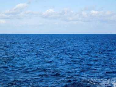 Güzel mavi gökyüzü ve okyanus dalgaları