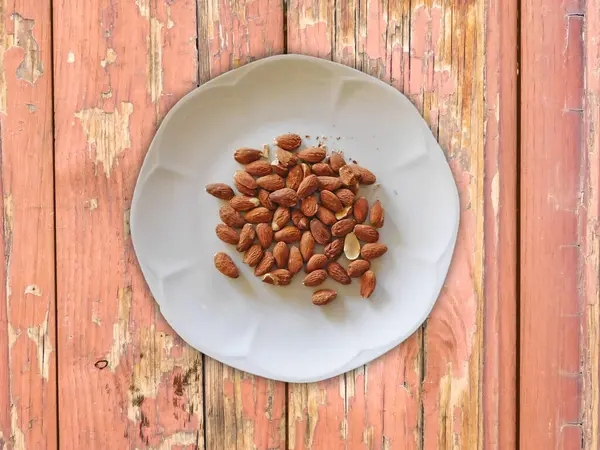 Tahta Arkaplan Görünümündeki Bademler