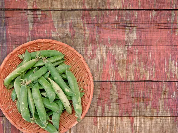 ahşap zemin üzerine yeşil bezelye