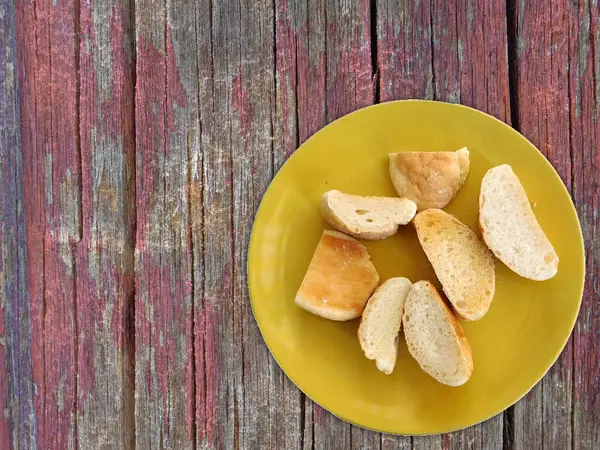 Tahta zeminde dilimlenmiş ekmek.