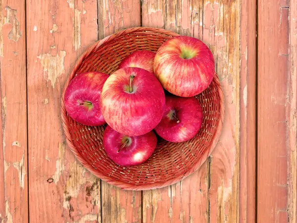 Tahta Arkaplandaki Wicker Sepetinde Taze Elmaların Üst Görünümü   