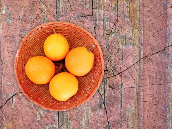 ahşap zemin üzerine portakal