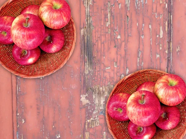 Tahta zemindeki sepetlerde taze elmaların en üst görünümü   