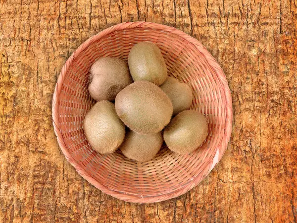 Tahta Arkaplanda olgun kivi meyvelerinin yakın plan çekimi