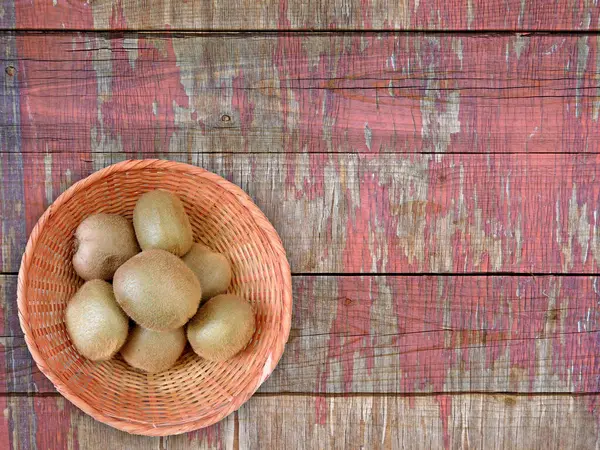 Tahta Arkaplanda olgun kivi meyvelerinin yakın plan çekimi