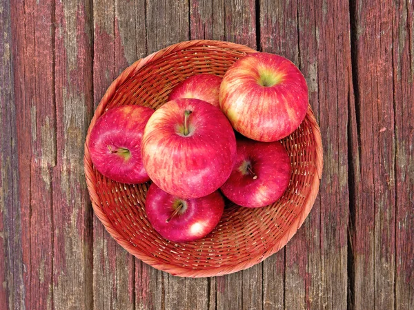 Tahta Arkaplandaki Wicker Sepetinde Taze Elmaların Üst Görünümü   