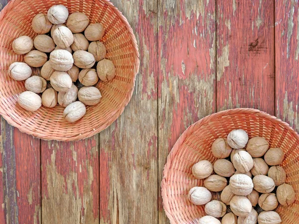 ahşap zemin üzerine fındık