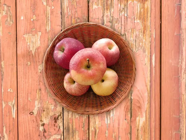 Tahta Arkaplandaki Wicker Sepetinde Taze Elmaların Üst Görünümü   