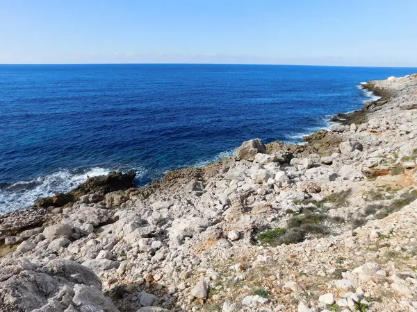 Muhteşem deniz manzarası kayalık kıyı.