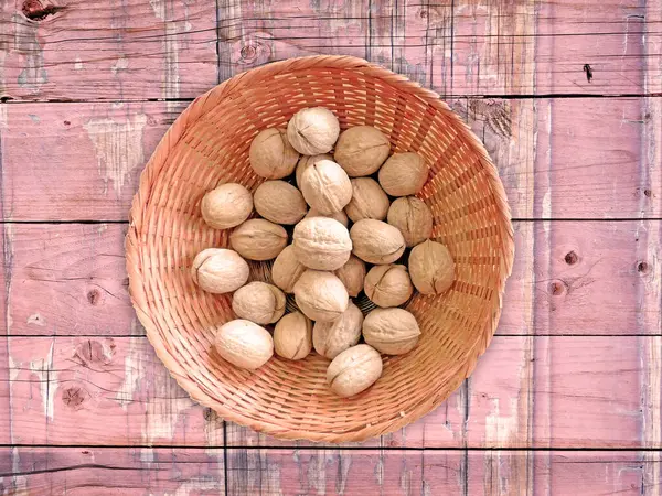 ahşap zemin üzerine fındık