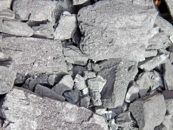 Yakacak odun yığınına, kömür dokusuna yakın.