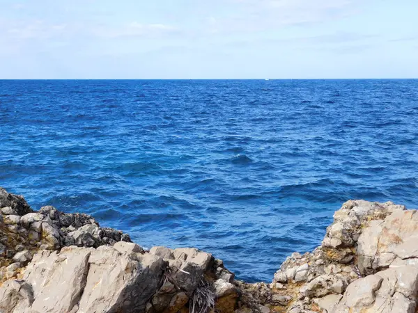 Muhteşem deniz manzarası kayalık kıyı.