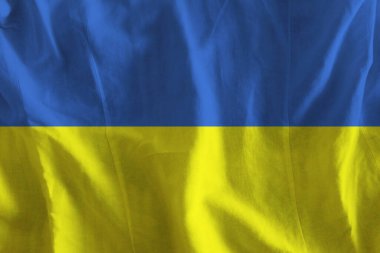 Kumaşın dalgalı yüzeyinde Ukrayna bayrağı 