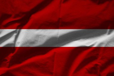 Kumaşın dalgalı yüzeyinde Letonya bayrağı 