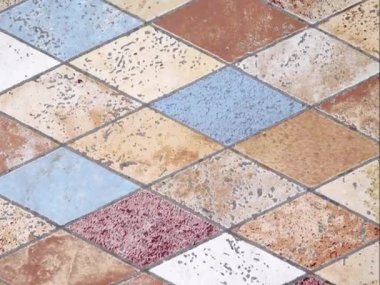 Eski fayans duvarlarının bir deseni var.  