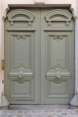 Paris, Fransa 'da eski süslü bir kapı - tipik eski bir apartman..