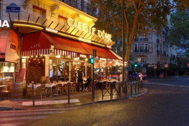 PARIS, FRANCE - 20 Ekim 2022: Cafe Le Dome, Fransa 'nın Paris kentindeki Eyfel Kulesi yakınlarında yer alan tipik bir Fransız kafe..