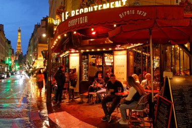 PARIS, FRANCE - 20 Ekim 2022: le Recrutement, Fransa 'nın Paris kentinde Eyfel kulesi yakınlarında yer alan tipik bir Fransız kafe..