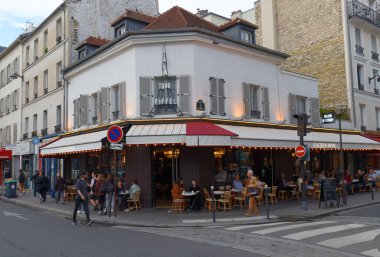 PARIS, FRANCE - 20 Ekim 2022: Tour Eiffel, Fransa 'nın Paris kentinde Eyfel kulesi yakınlarında yer alan tipik bir Fransız kafesidir..