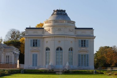 Bagatelle parkındaki kalenin ön cephesi. Bu küçük kale 1777 'de Neo-Palladian tarzında inşa edildi. Paris. Fransa.