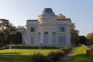 Bagatelle parkındaki kalenin ön cephesi. Bu küçük kale 1777 'de Neo-Palladian tarzında inşa edildi. Paris. Fransa.