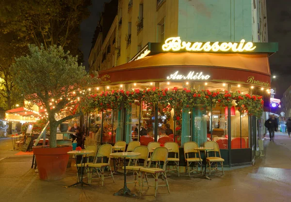 프랑스 메트로 Metro 프랑스의 레스토랑으로 파리의 위치하고 — 스톡 사진