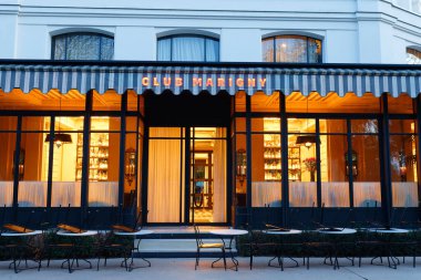 PARIS, FRANCE - 12 Kasım 2022: Champs-Elysees bahçesindeki ünlü restoran Club Marigny 'nin yakın çekimi.