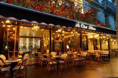Paris, Fransa - 12 Kasım 2022: Geleneksel Paris restoranı Le Chat Blanc. Paris, Fransa 'daki Fraklin Roosevelt Bulvarı' nda yer almaktadır..