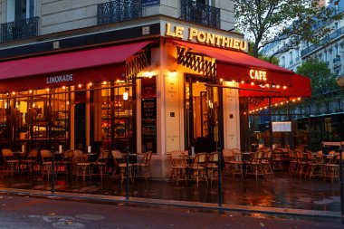 Paris, Fransa... 12 Kasım 2022: geleneksel Paris resaurant Le Ponthieu. Paris, Fransa 'daki Fraklin Roosevelt Bulvarı' nda yer almaktadır..